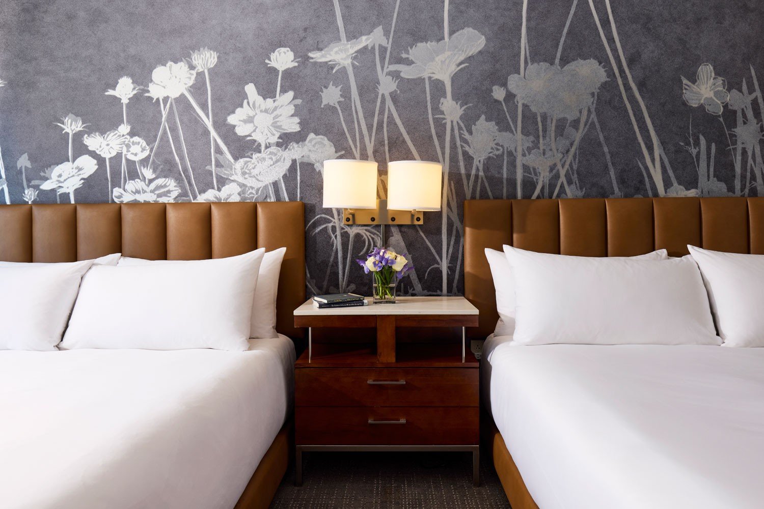 Archer Hotel Falls Church - Double King Guestroom with decorated wall