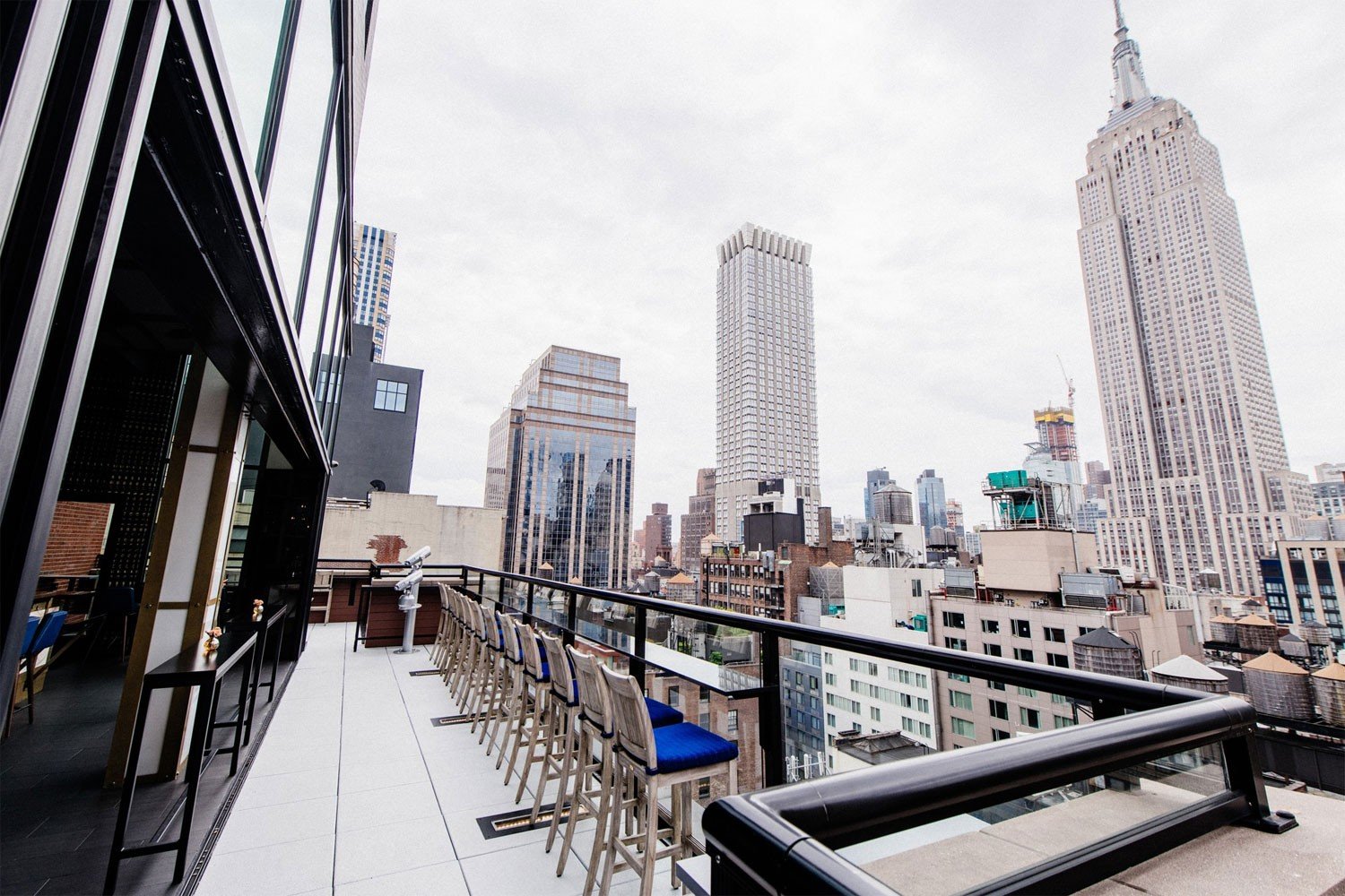 Archer Hotel New York - Rooftop Bar with the view on the Empire Building