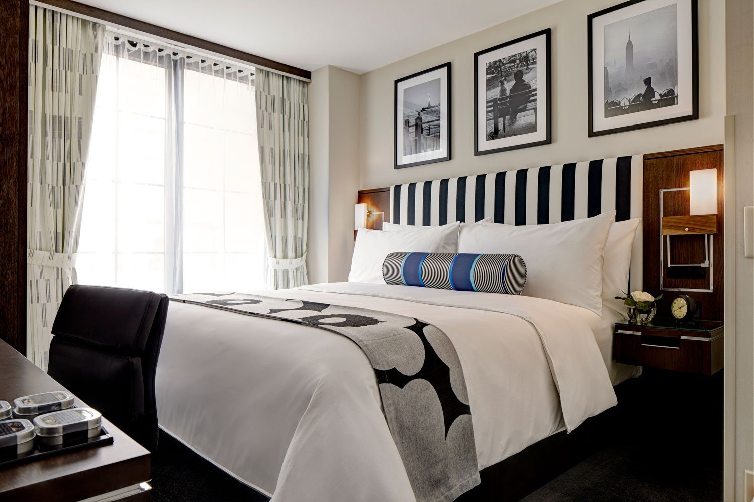 Archer Hotel New York - Classic King guestroom with wall art
