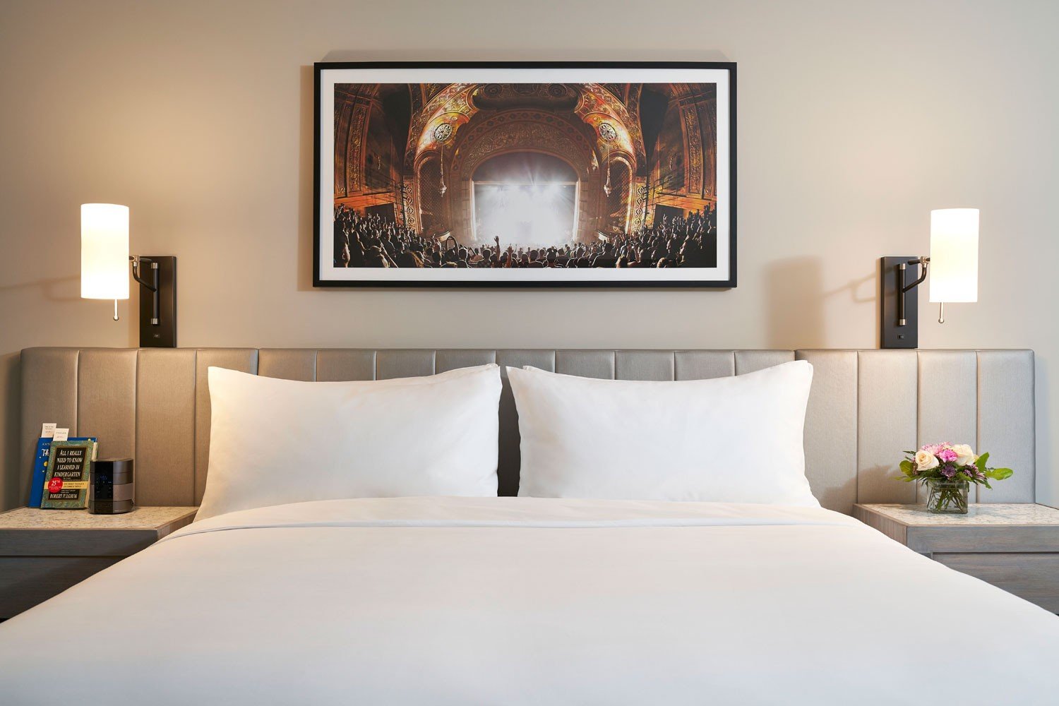 Archer Hotel Redmond - Classic King bed with artwork