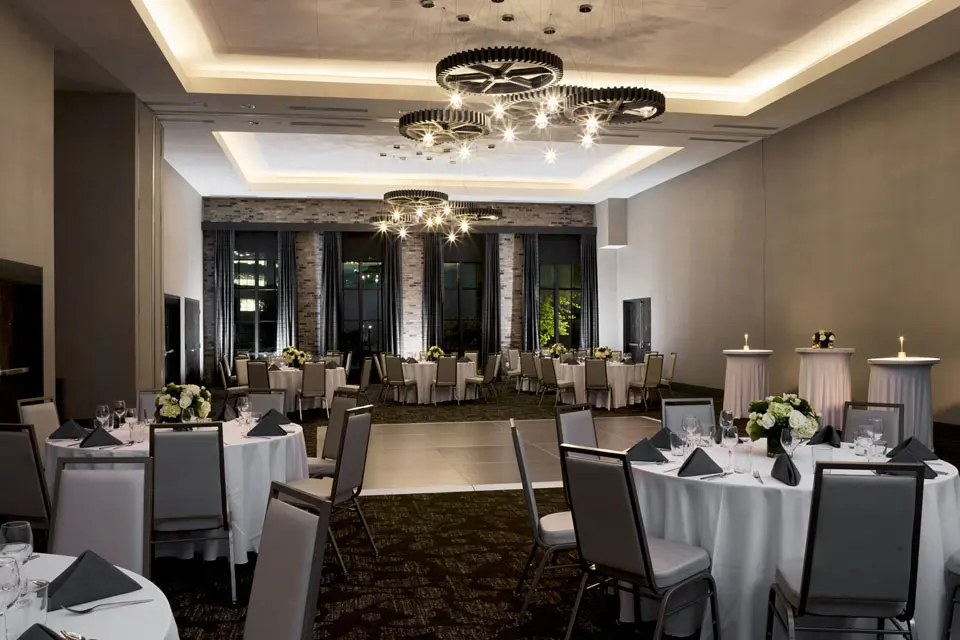 Archer Hotel Florham Park - Wedding with round table and a dance floor