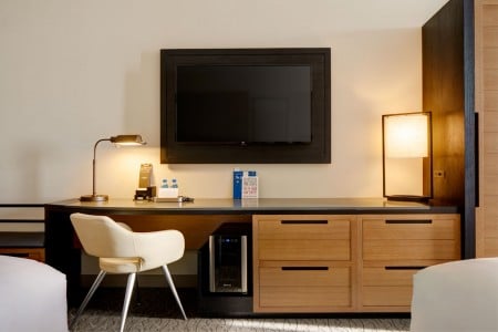 Double King - work desk with modern white chair, wall-mounted TV and wine fridge