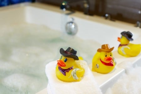 Archer King Suite - Texas rubber duckies sitting on edge of soaking tub