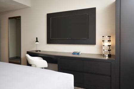 Double King - oversized desk, wall-mounted TV and full-length mirror