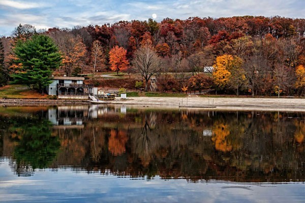 Morristown lake in the fall