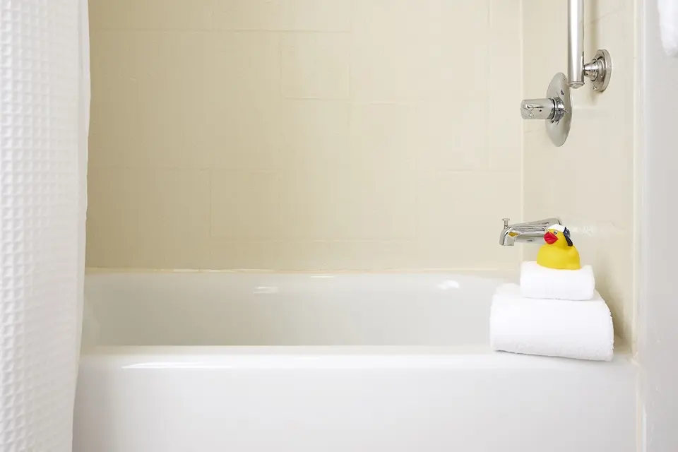 Double King - tiled tub-shower combo with rubber duck