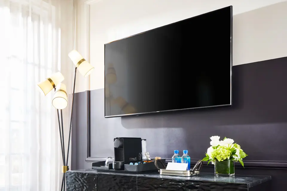 Diplomat Suite TV at Archer Hotel Alexandria