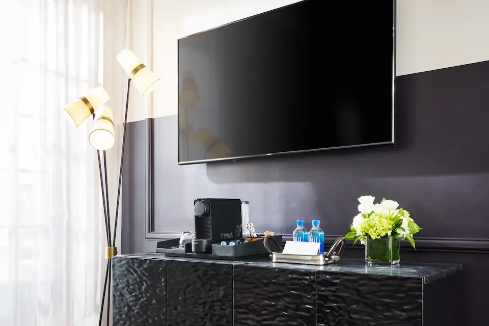 Diplomat Suite - wall-mounted TV with amenities
