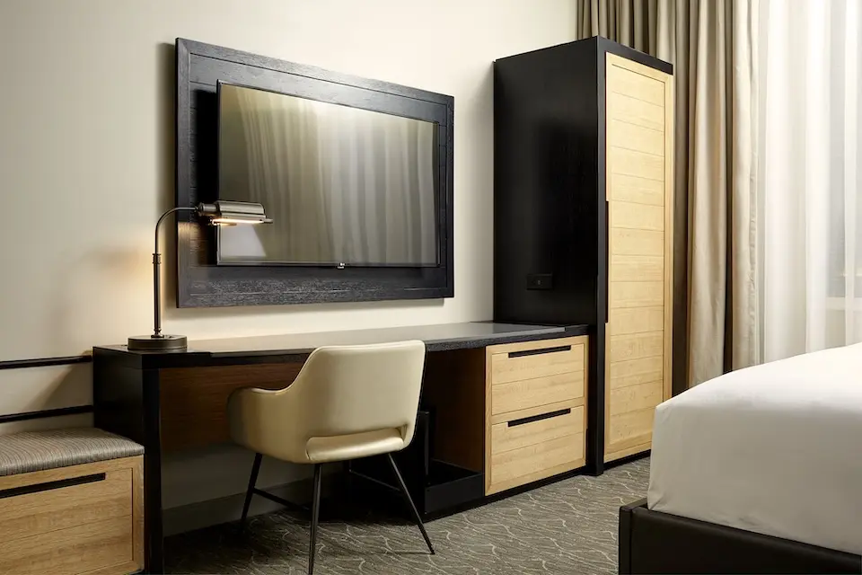 Classic King - work desk with modern white chair and wall-mounted TV