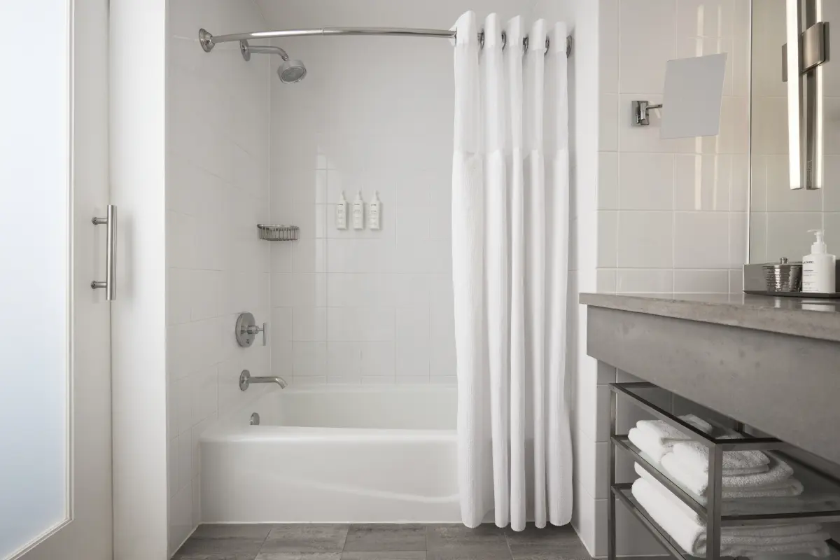 Double Queen tub and vanity