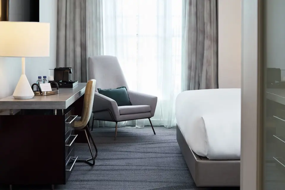 King Deluxe - oversized desk, wall-mounted TV and modern upholstered chair