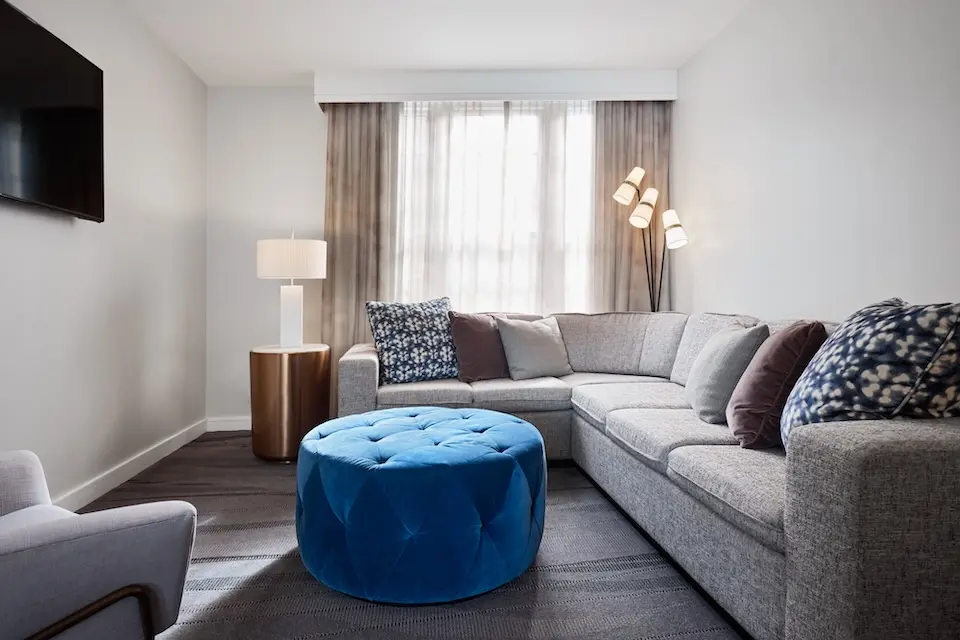 Archer's Den - separate living area with wall-mounted TV and sofa sleeper
