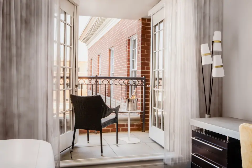 Balcony King - open balcony and seating