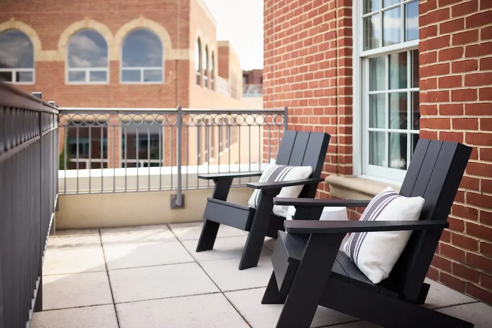 Balcony King - open balcony and seating