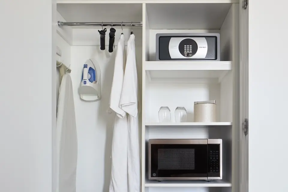 Double Queen - closet with amenities