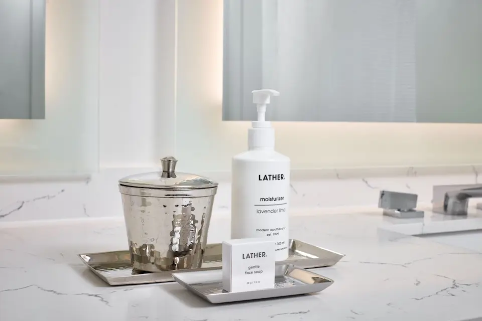 Double King - bathroom vanity detail