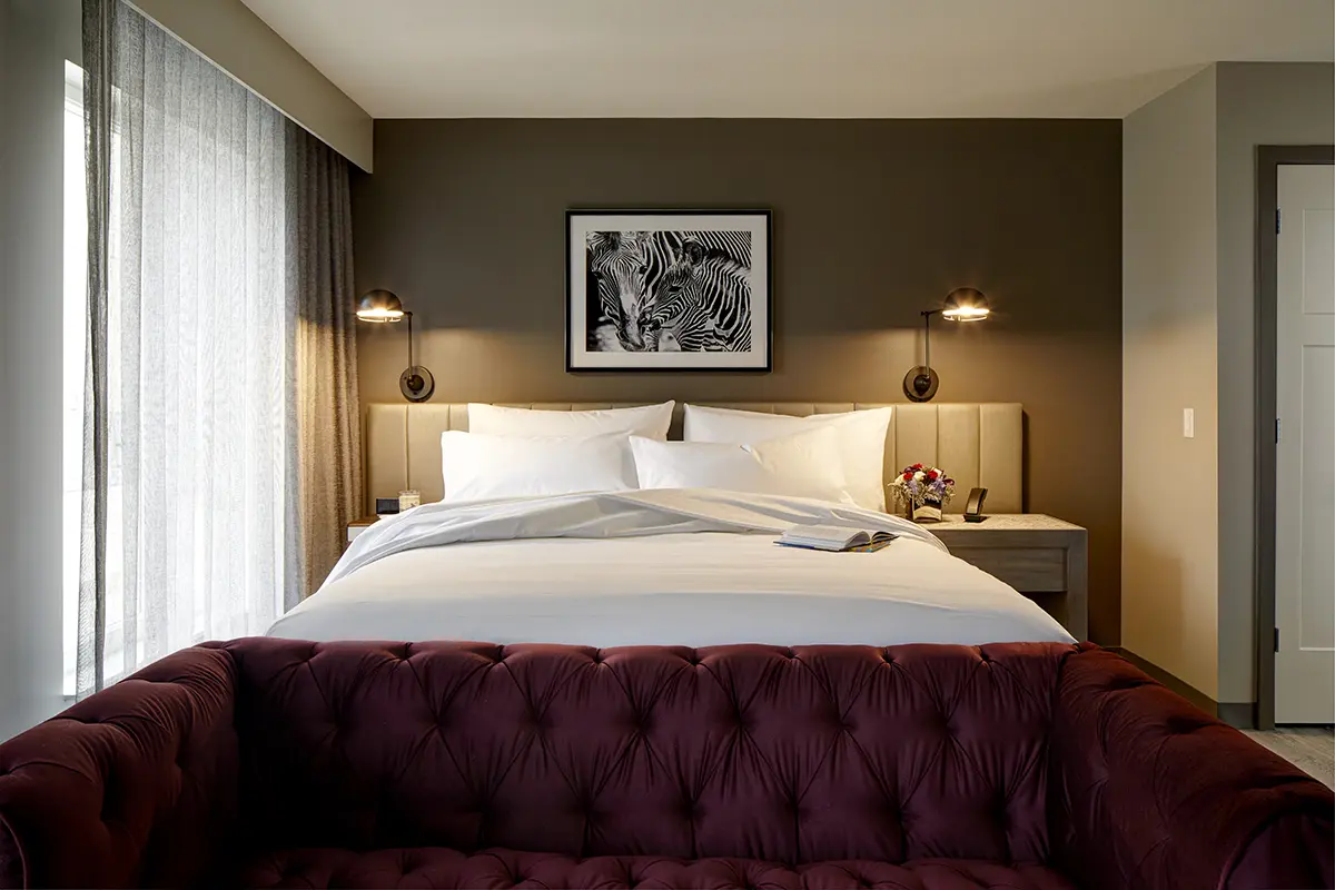 Archer Hotel Burlington - Archer's Den Bed with couch