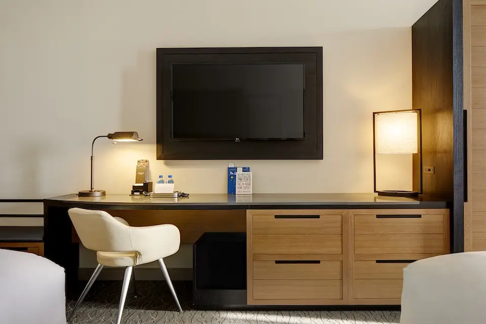 Double King - work desk with modern white chair and wall-mounted TV