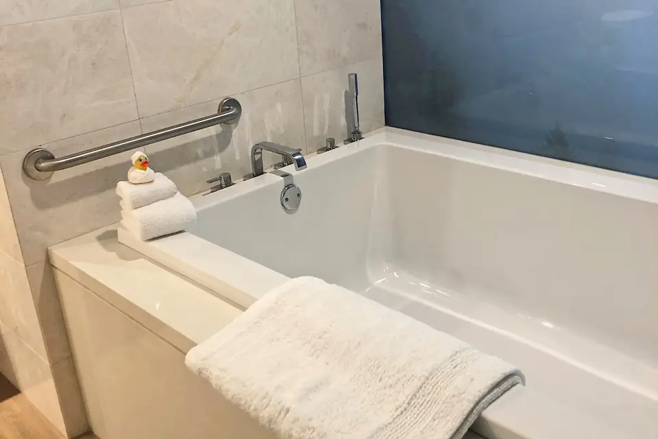 Archer King Balcony Suite - large soaking tub with grab bars