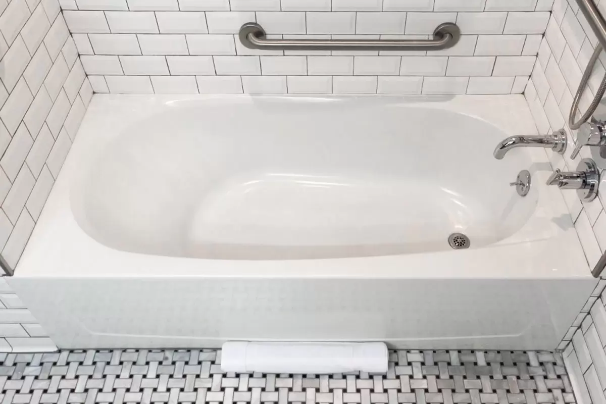 Double Twin Empire View - mobility-accessible bathtub with grab bars