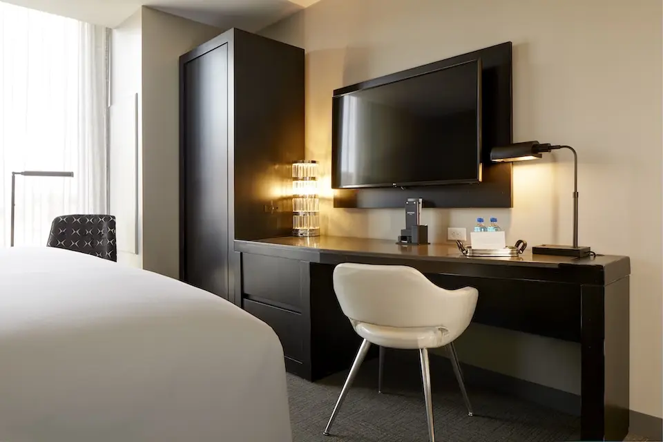 Classic King - oversized desk with modern chair and wall-mounted TV