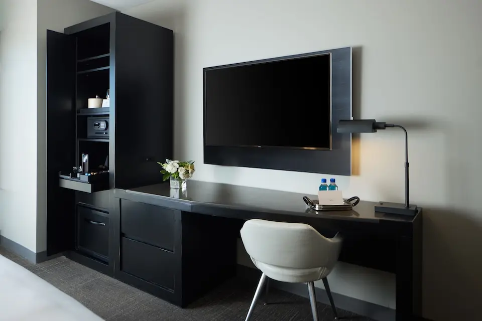 Classic King - oversized desk with modern chair and wall-mounted TV