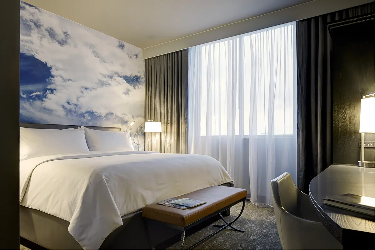 Classic King - bed with five-star bedding and cloud art mural