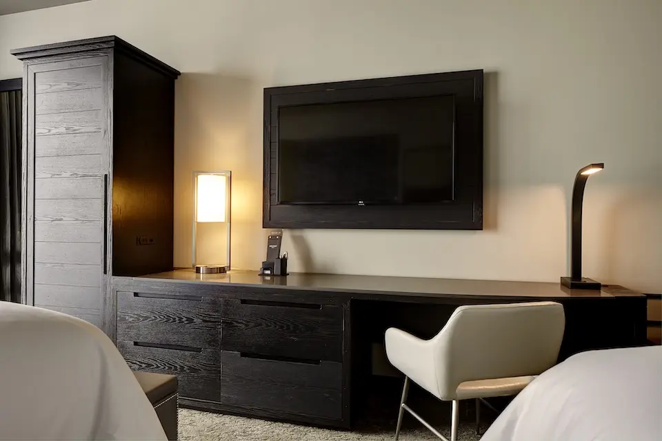 Double Queen - desk and wall-mounted TV