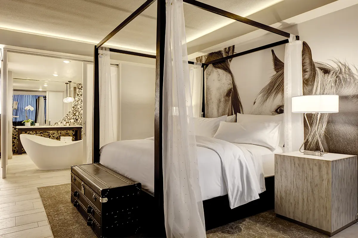 Archer King Mobility- and Hearing-Accessible Suite With Balcony and Roll-in Shower - four-poster bed and soaking tub