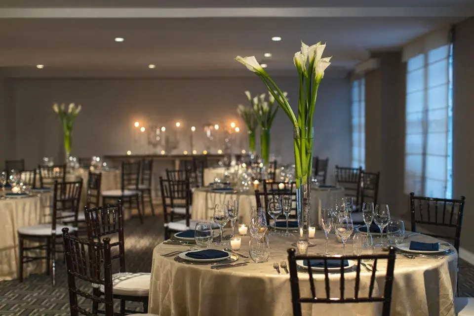Detail of the round table set up