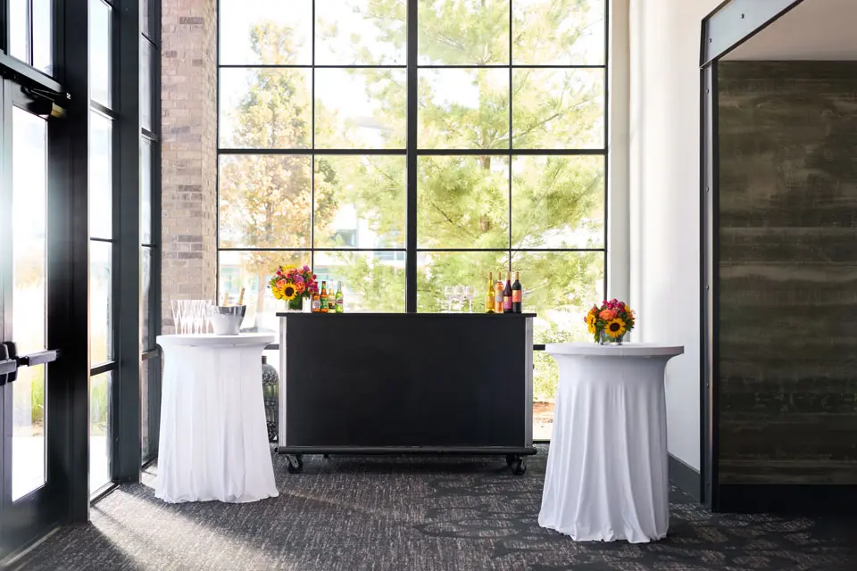 Archer Hotel Florham Park - Great Room Foyer bar